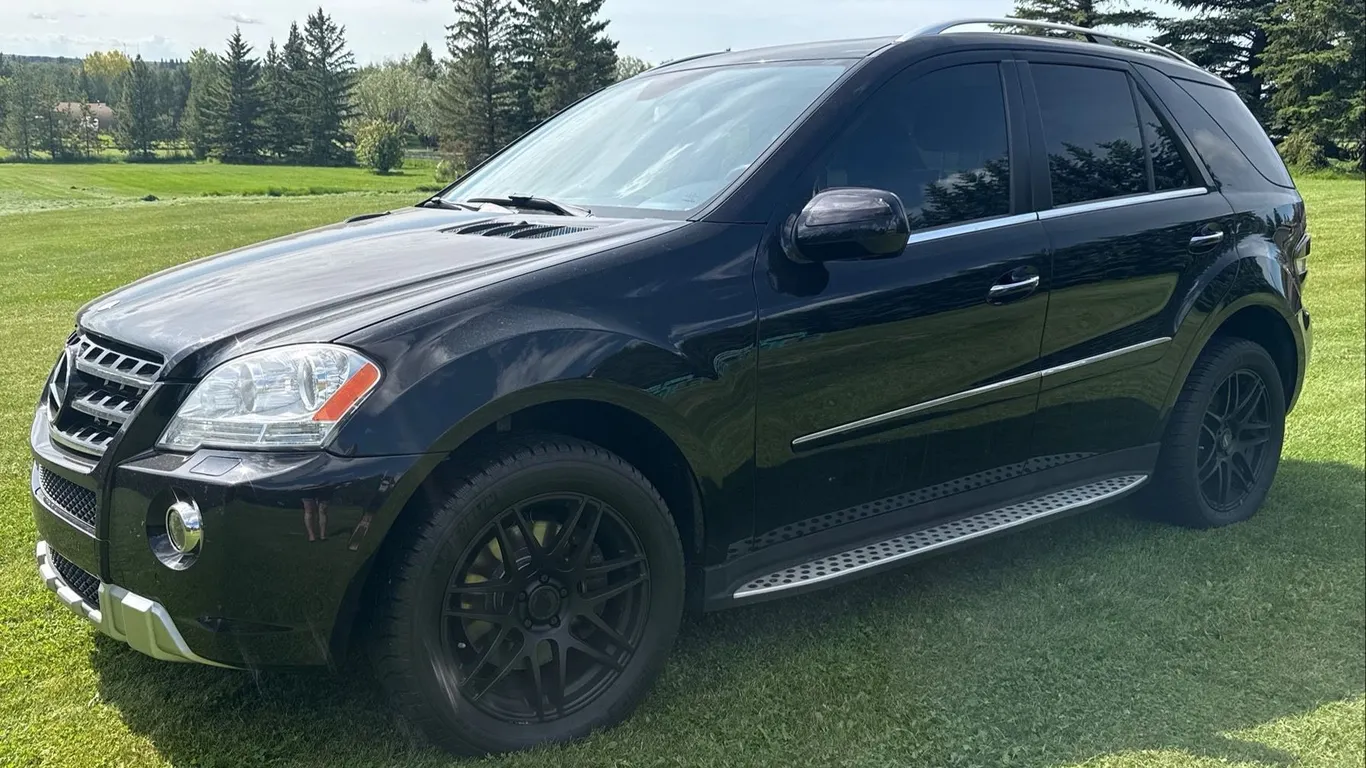 Mercedes-Benz ML 550 4MATIC SUV Black with Leather Interior