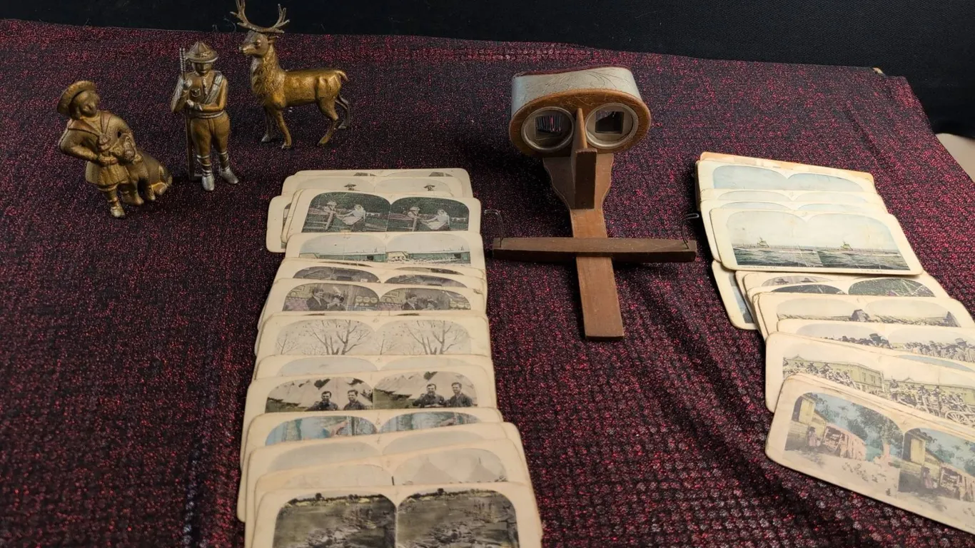 Mercury Stereoscope with Underwood & Underwood Cards and Three Cast Figures