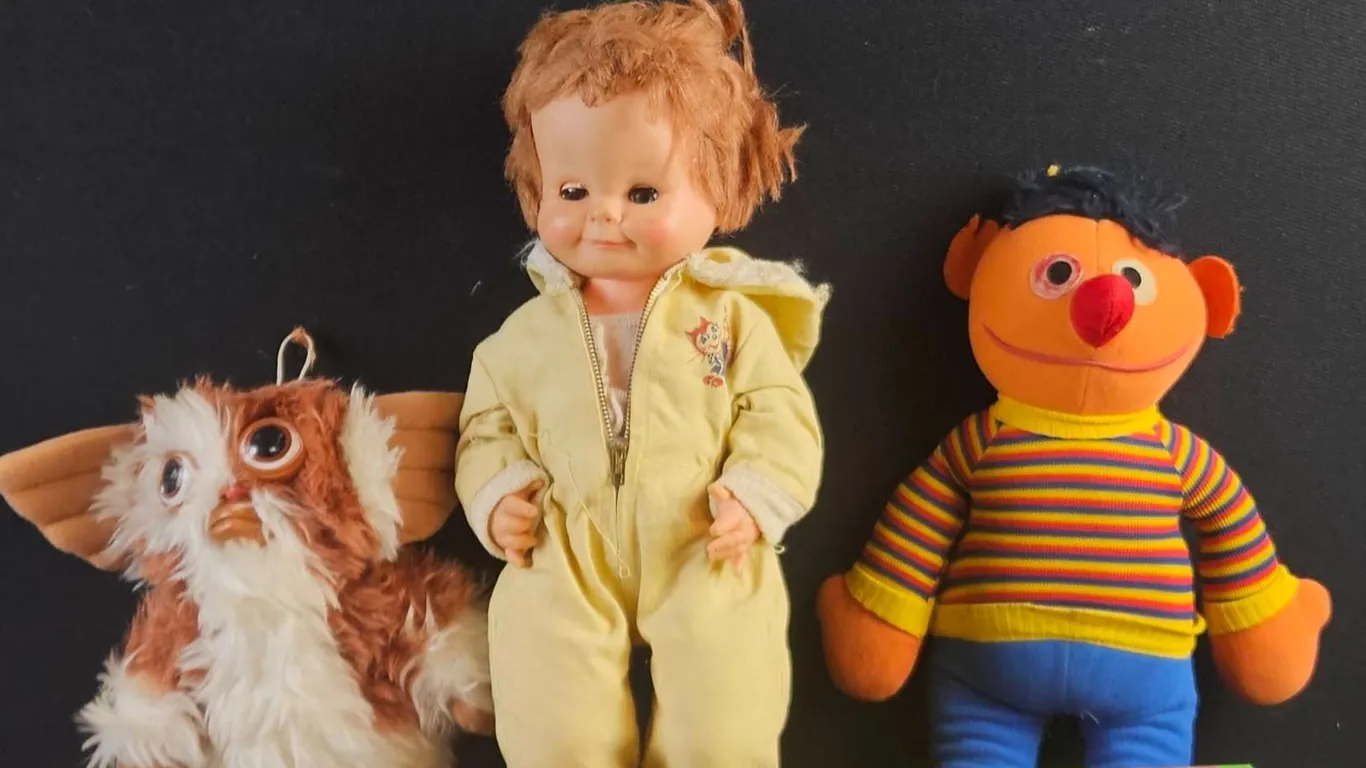 3 Vintage Plush Dolls and 15 Disney/Children’s Books