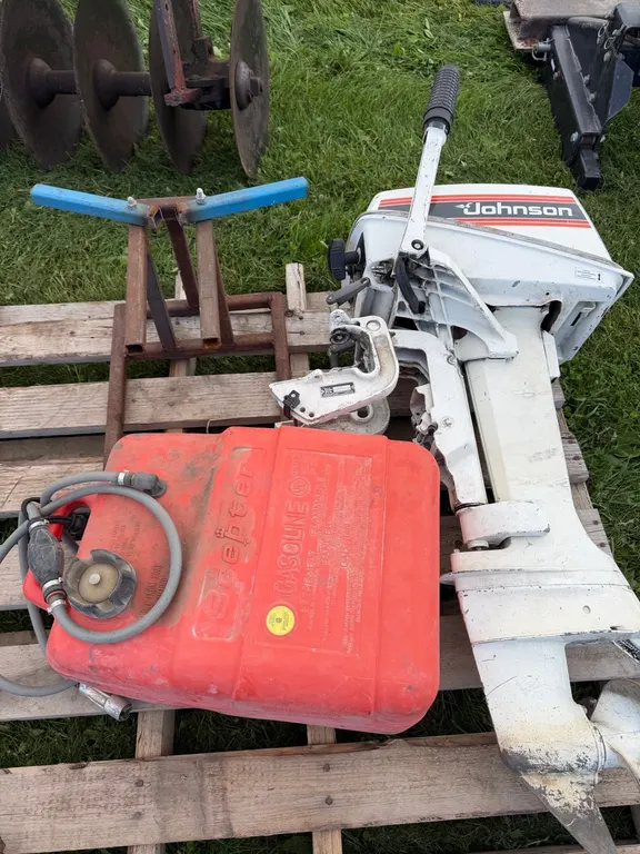 Johnson 7.5 hp boat motor, tank and stand (GST 5 % charged)