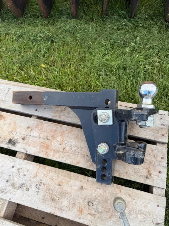 Adjustable trailer drop hitch ball mount (GST 5 % charged)