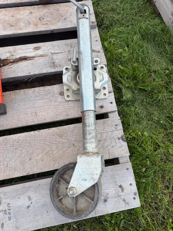 trailer jack with wheel (GST 5 % charged)