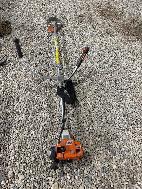 Stihl FS 85 gas trimmer - comes with blade attachment (GST 5 % charged)