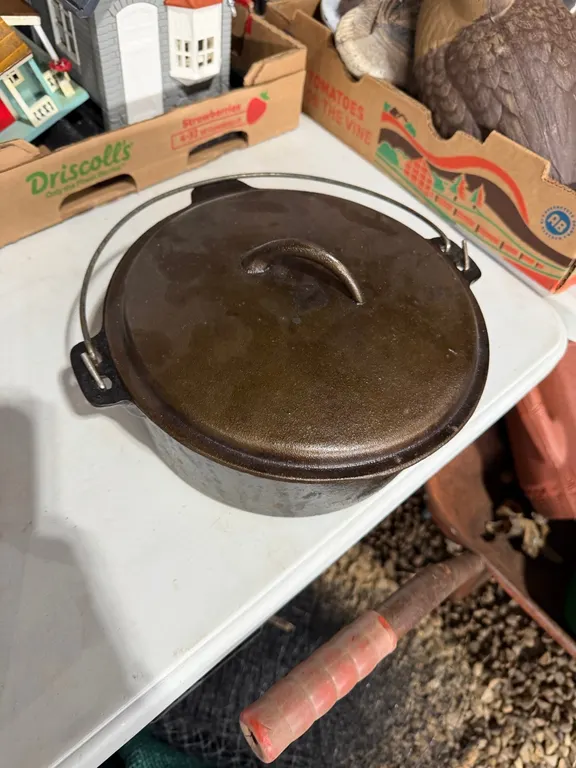 Cast iron pot (GST 5 % charged)