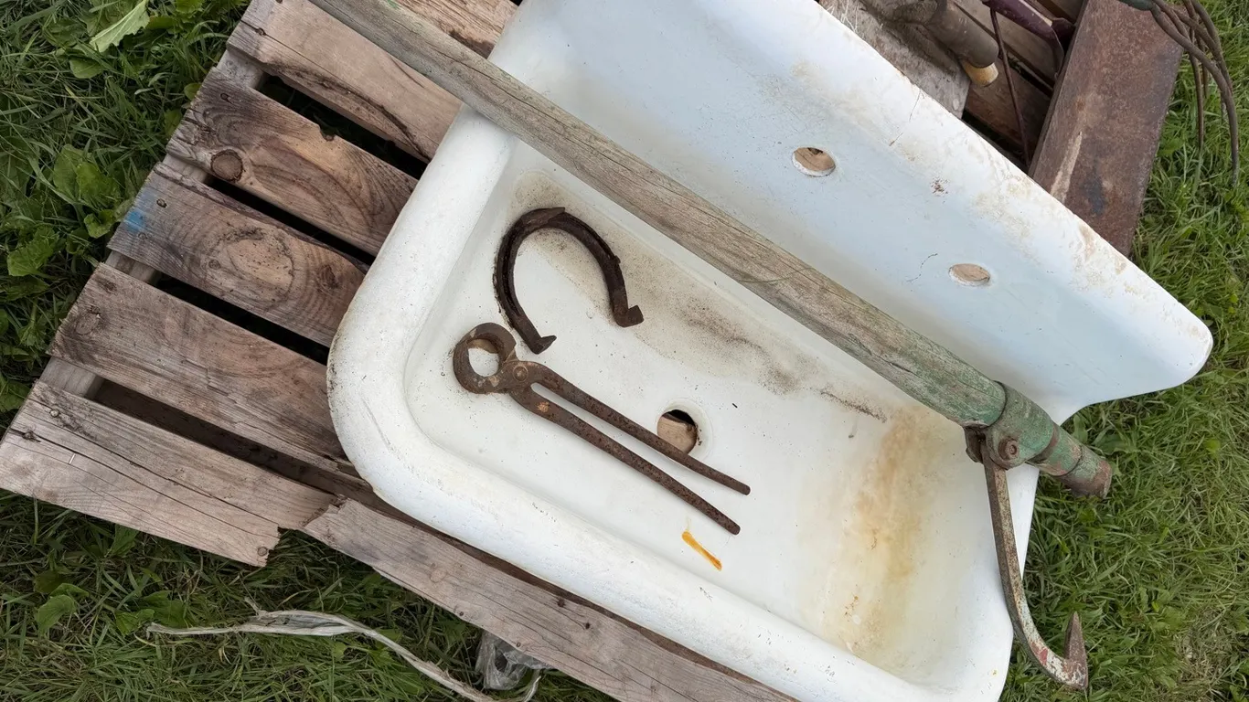misc antique items - sink (GST 5 % charged)