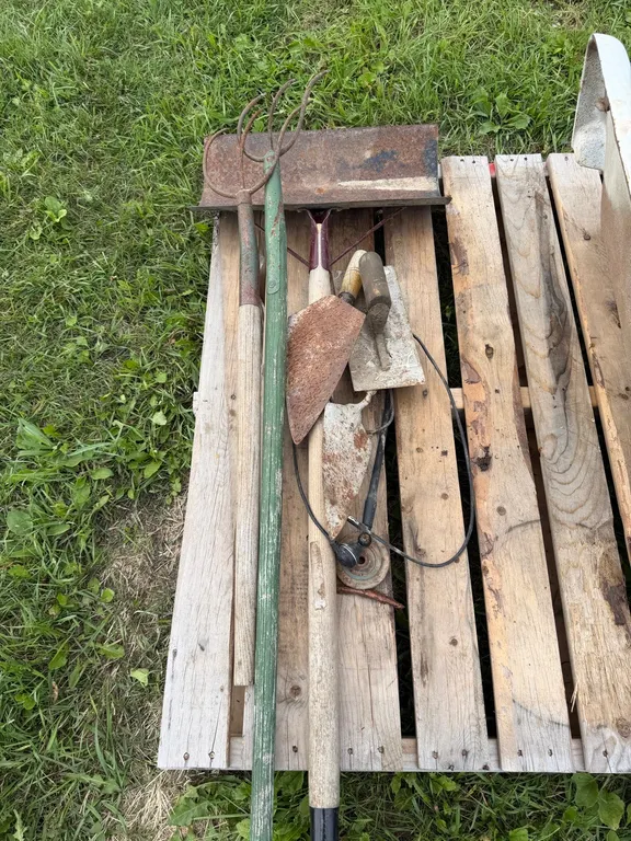 misc items - 2 pitch forks, snow shovel (GST 5 % charged)