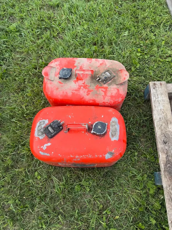 2 boat gas tanks (GST 5 % charged)