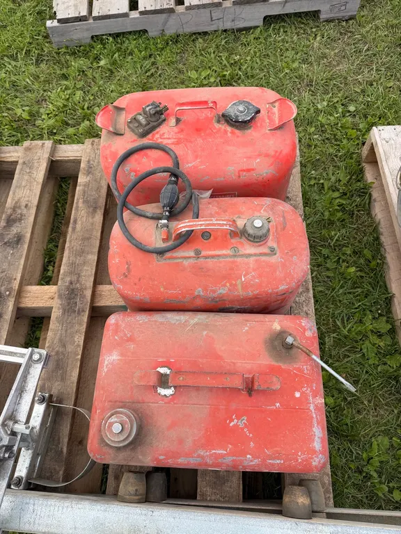 3 boat gas tanks (GST 5 % charged)