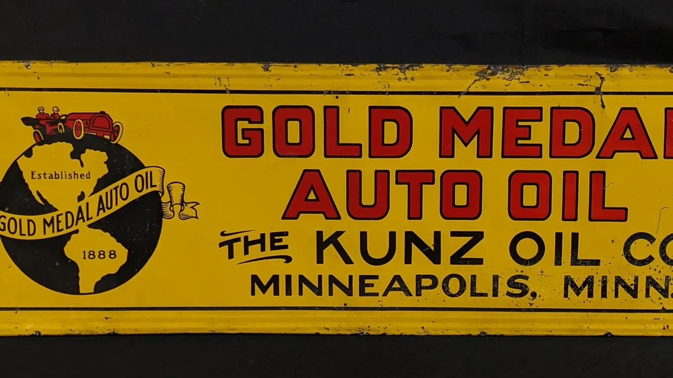 TIN SIGN GOLD MEDAL AUTO OIL THE KUNZ OIL CO MINNEAPOLIS MINNESOATA