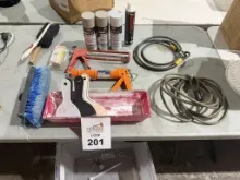 LOT CONSISTING OF ASSORTED ITEMS