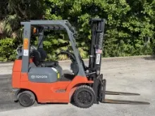 TOYOTA LP FORKLIFT MODEL: 7FGCU25, 3 STAGE MAST, CAP: 4900 LB (YEAR LIKELY A 2001)
