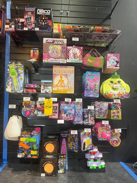 LARGE LOT OF ASSORTED GAME PRIZES