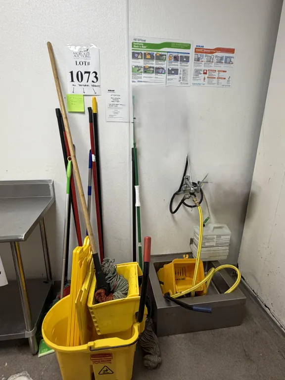 LOT CONSISTING OF ASSORTED JANITORIAL ITEMS
