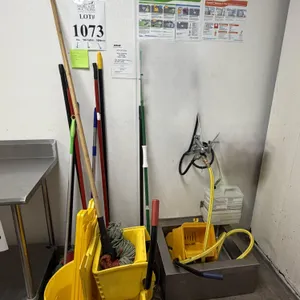 LOT CONSISTING OF ASSORTED JANITORIAL ITEMS