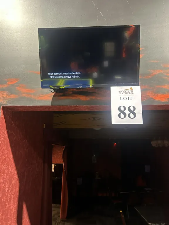 INSIGNIA 32" TV WITH REMOTE AND WALL MOUNT