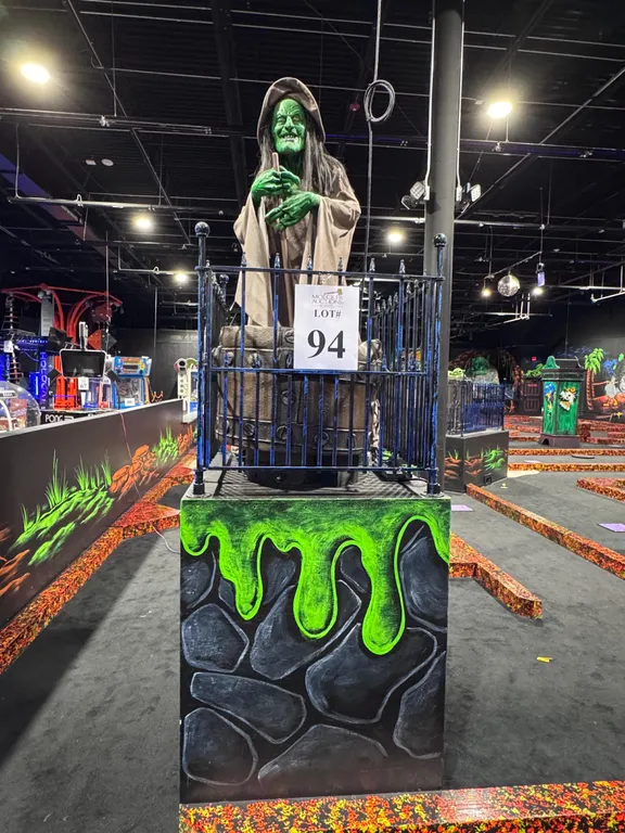 ANIMATRONIC WITCH STIRRING A WITCHES BREW