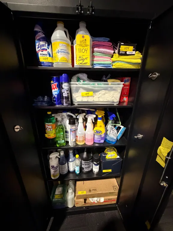 LOT CONSISTING OF CONTENT IN STORAGE CABINET