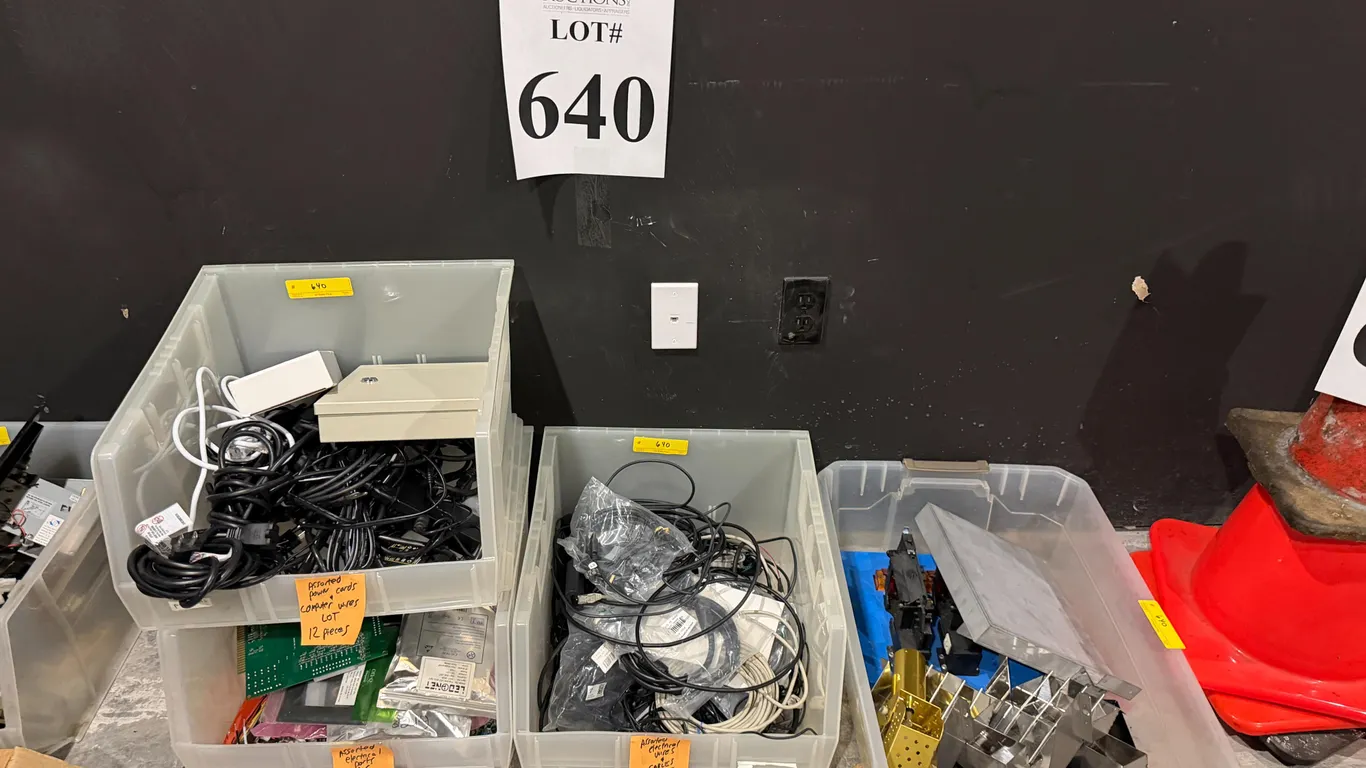 LOT CONSISTING OF ASSORTED ELECTRICAL / CABLES