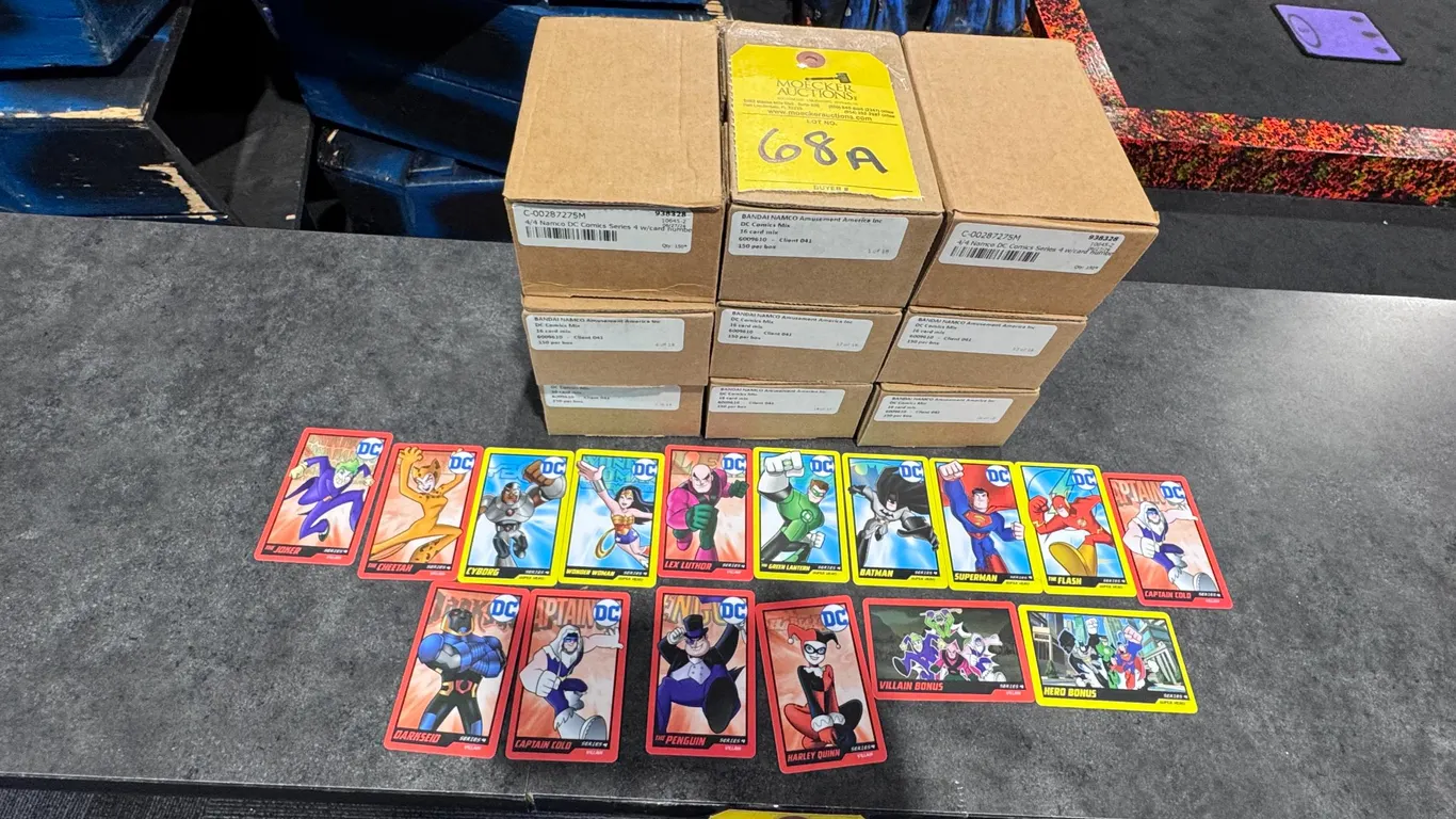 LOT OF APPROX.. 1,050 DC SUPERHERO'S COLLECTOR CARDS