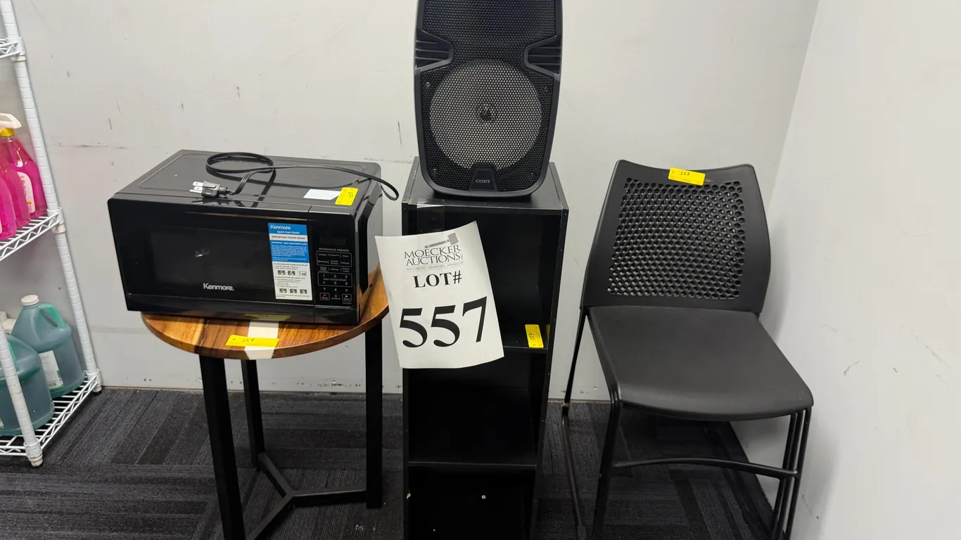 LOT CONSISTING OF ASSORTED ITEMS