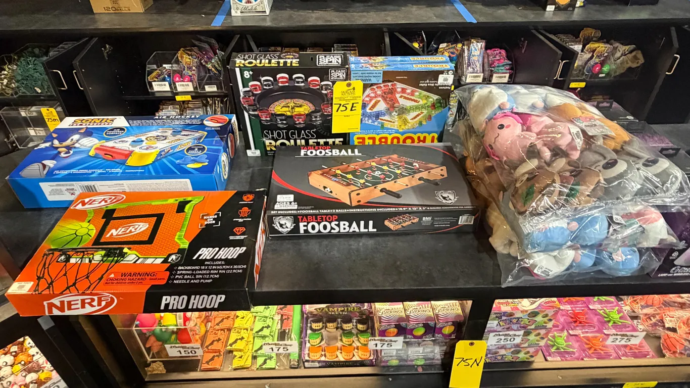 LOT CONSISTING OF PRIZE GAMES, PLUSH ANIMALS