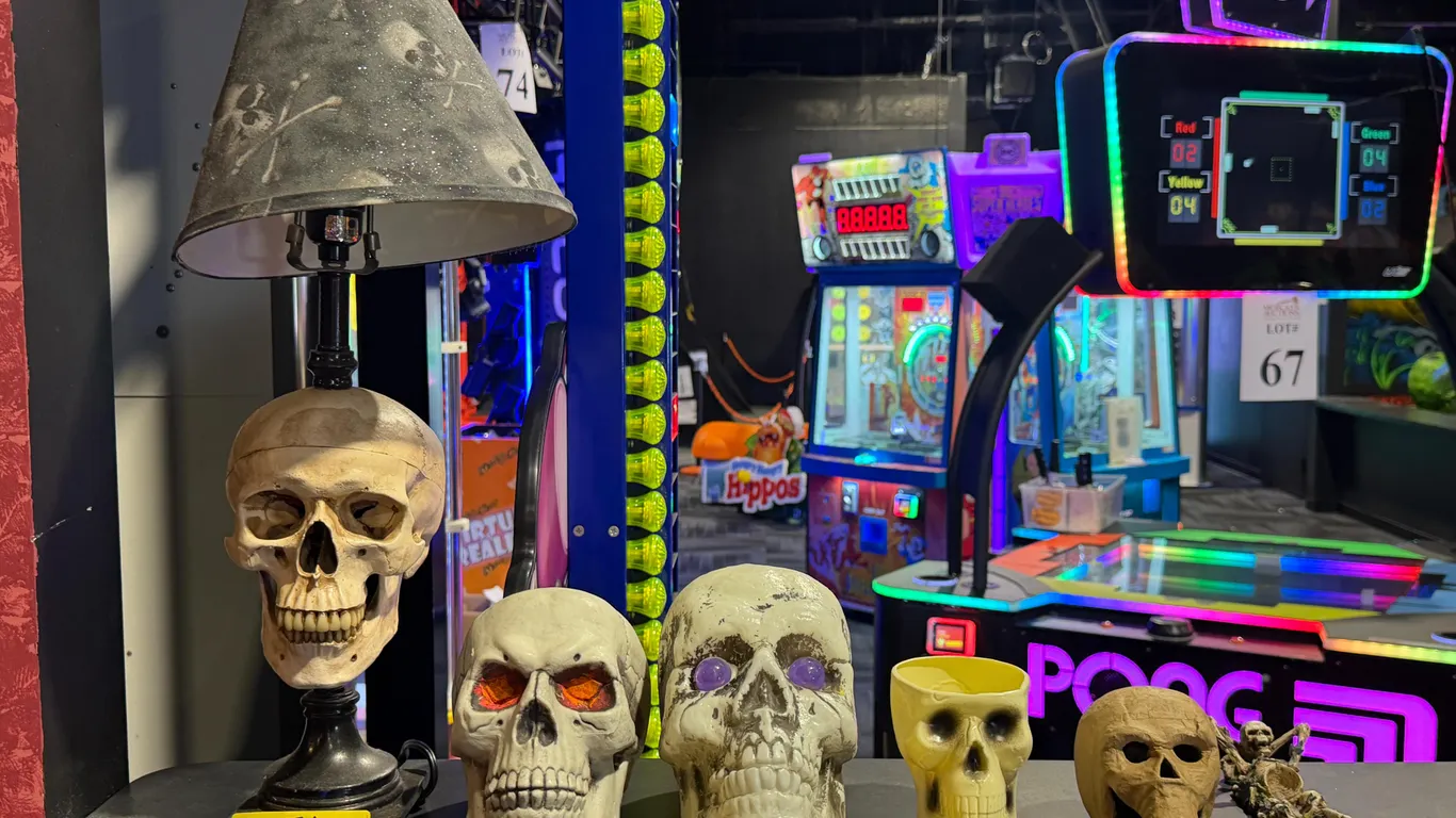SKULL SIDE TABLE LAMP AND (5) ASSORTED SKULL PROPS
