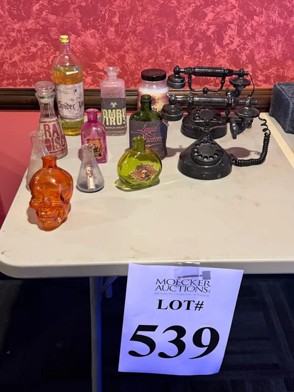 LOT CONSISTING OF DECORATIVE HALLOWEEN