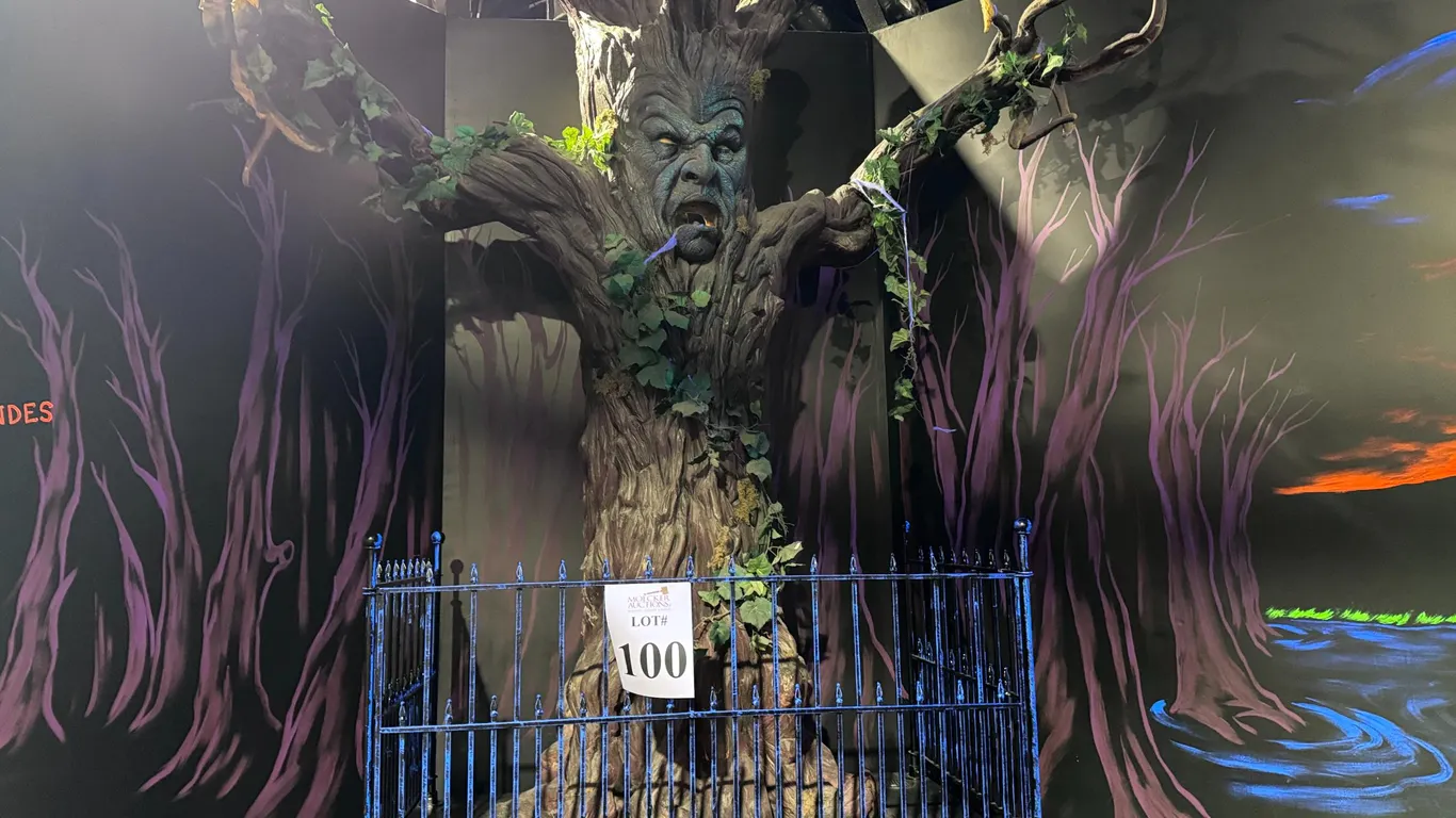 SPOOKY ANIMATRONIC TREE