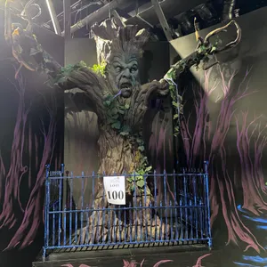 SPOOKY ANIMATRONIC TREE