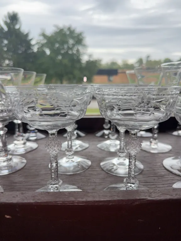 8 decorative wine glasses