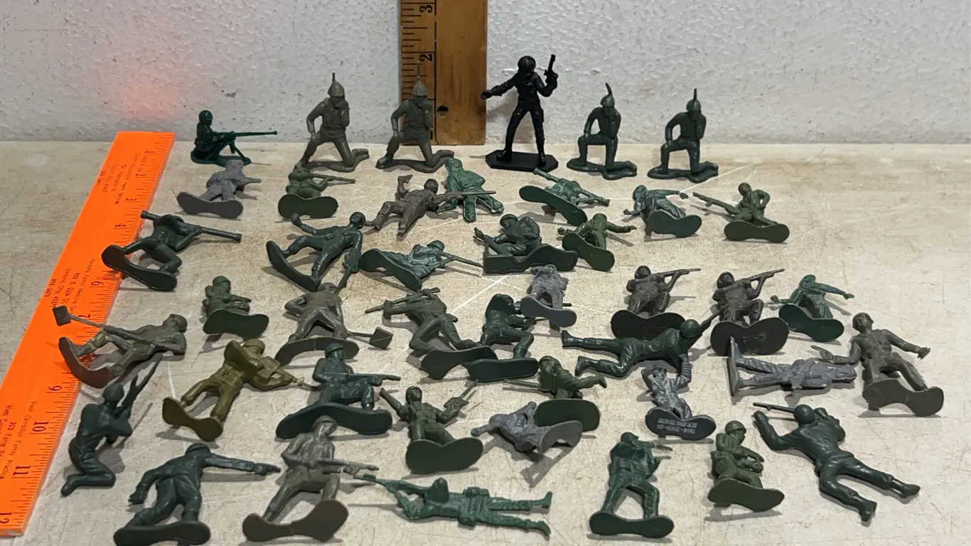 Assorted Plastic Army Men