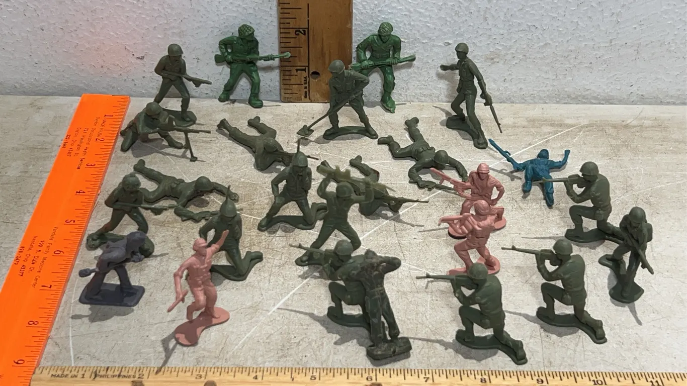 Assorted Plastic Army Men