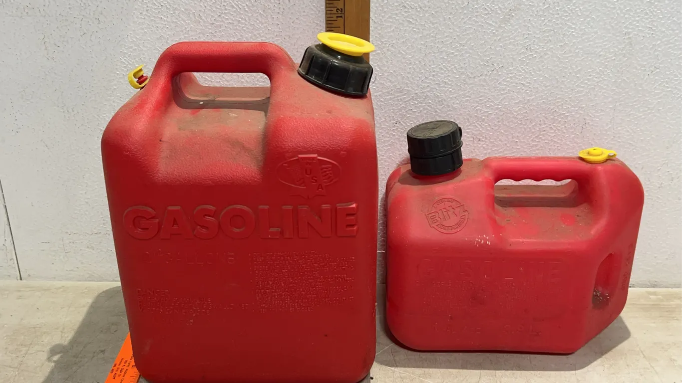 2 Plastic Gas Cans, 1 Gallon 4oz & 2.5Gallon