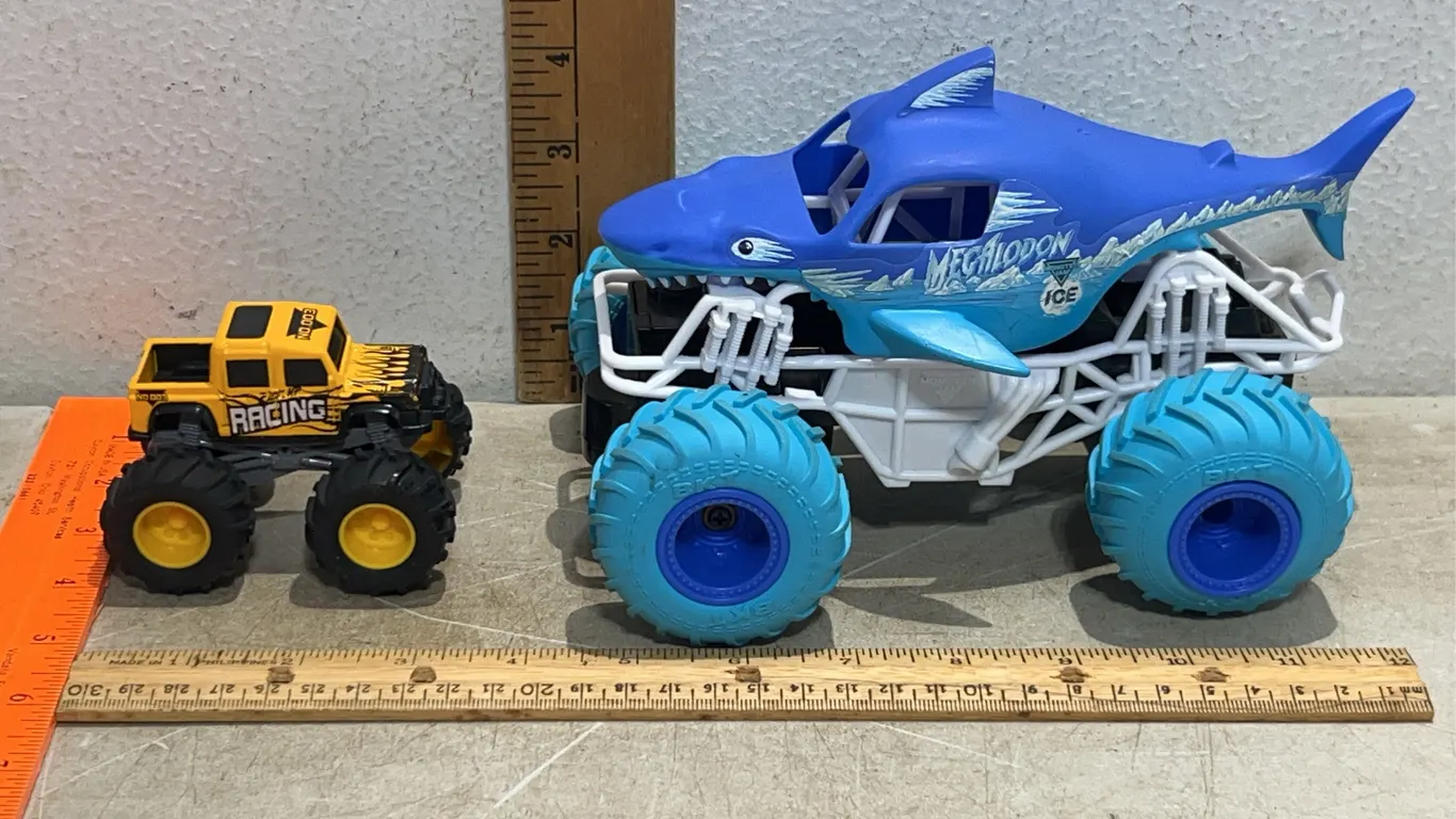 Monster Trucks-Megalodon & No.003 Racing