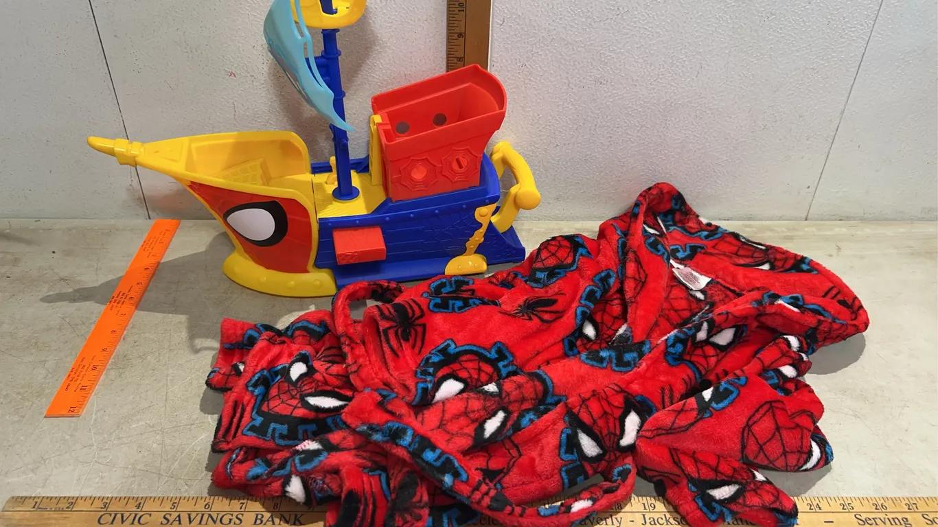Spiderman Ship & 5T Robe