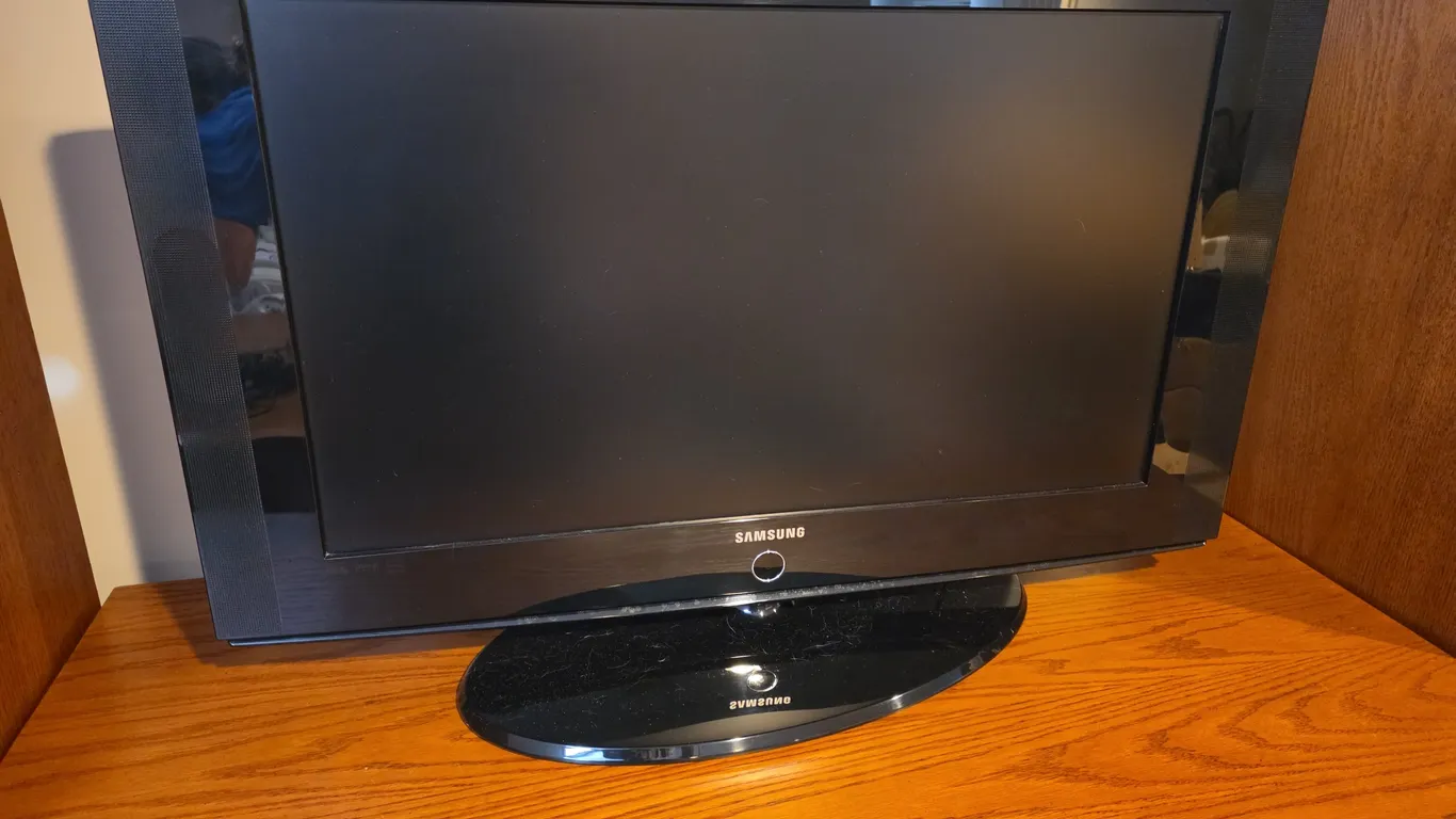 Samsung 32in LCD TV, Model LN32A330J1N