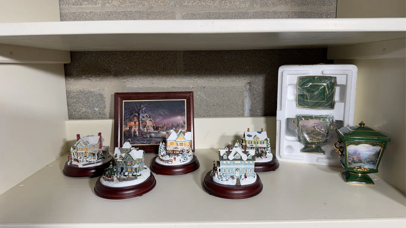 Thomas Kinkade Victorian Lights Village Set with Cup and Box