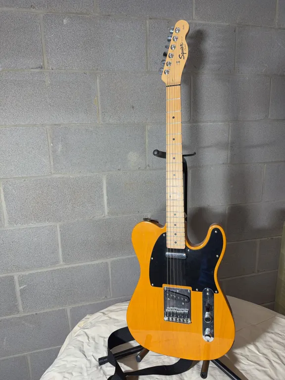 Squier by Fender Affinity Telecaster Electric Guitar with Stand