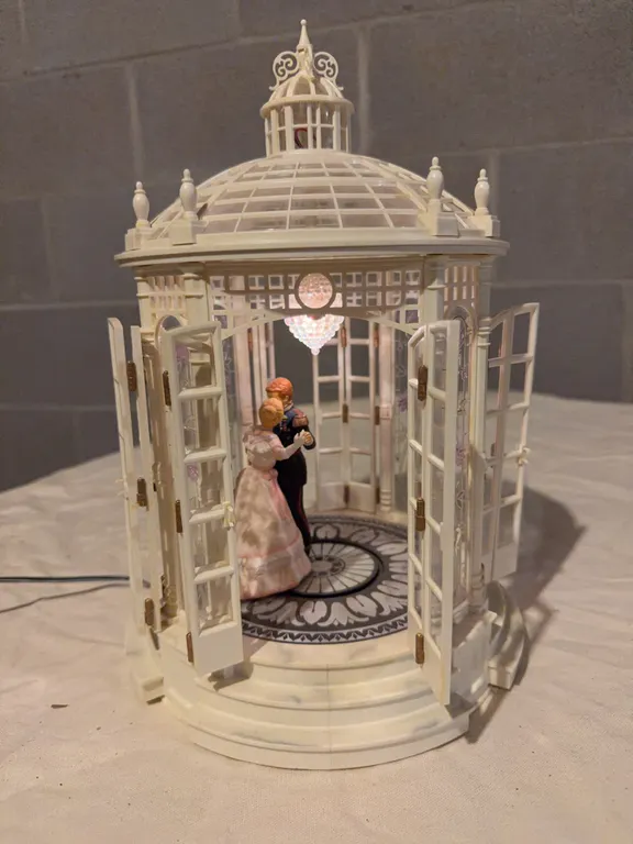 Enesco Musical Wedding Gazebo Lamp - Emperor Waltz Bride and Groom