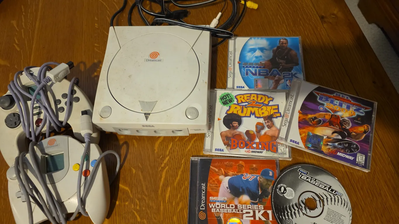 Sega Dreamcast Console Bundle with 2 Controllers and 5 Games