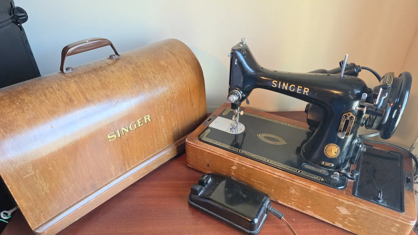Vintage Singer 99K Portable Sewing Machine in Bentwood Case