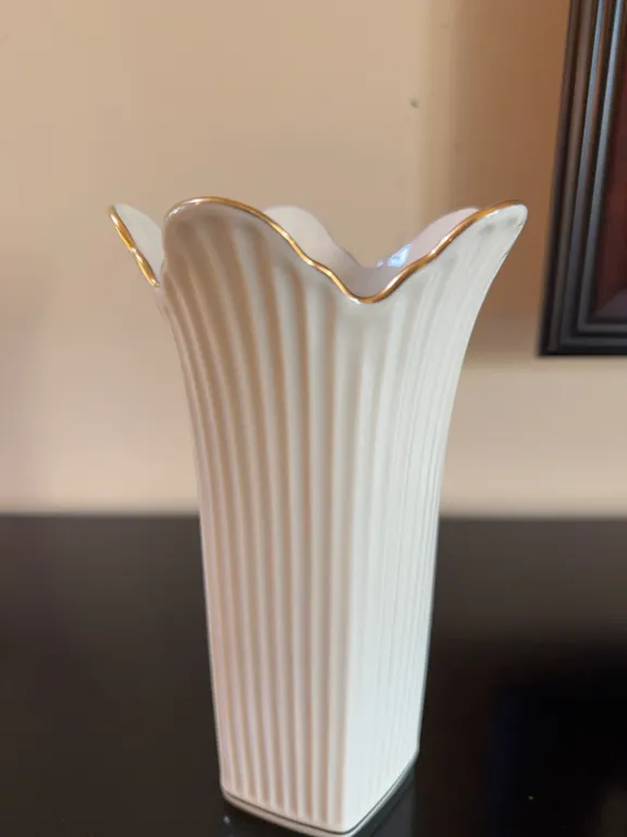 Lenox Ivory Ribbed Fan Vase with Gold Trim