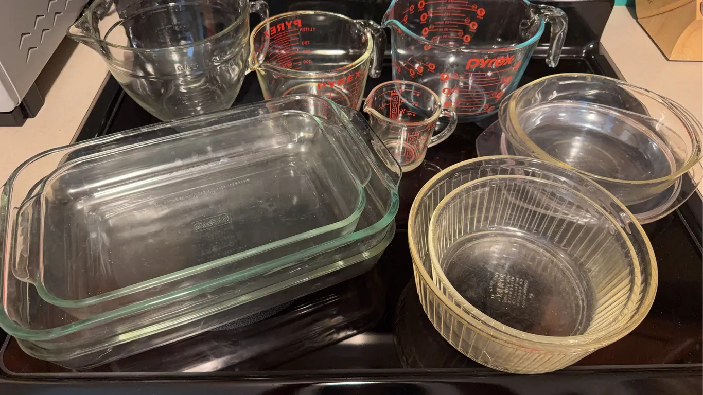 Vintage Pyrex Glass Measuring Cups, Mixing Bowls and Bakeware Lot