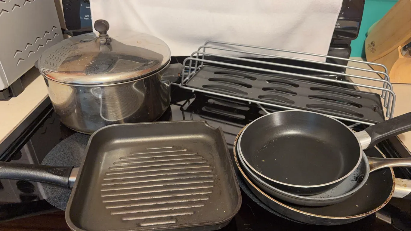 Kitchen Cookware Lot - GreenPan Skillet, Stockpot(Likely Revere Ware), Grill Pan, Broiler Rack