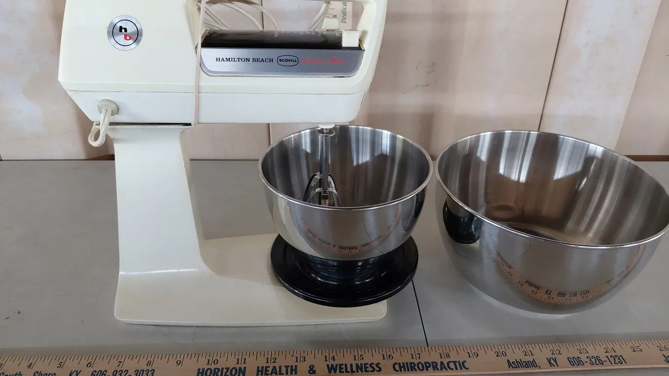 Vintage Hamilton Beach Scovill Deluxe Mixer W/2 Bowls & 1 Set Of Beaters