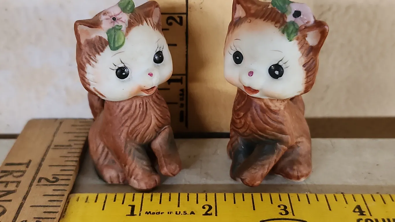 Vintage Ceramic Kitten Salt/Pepper Shakers Made In Korea