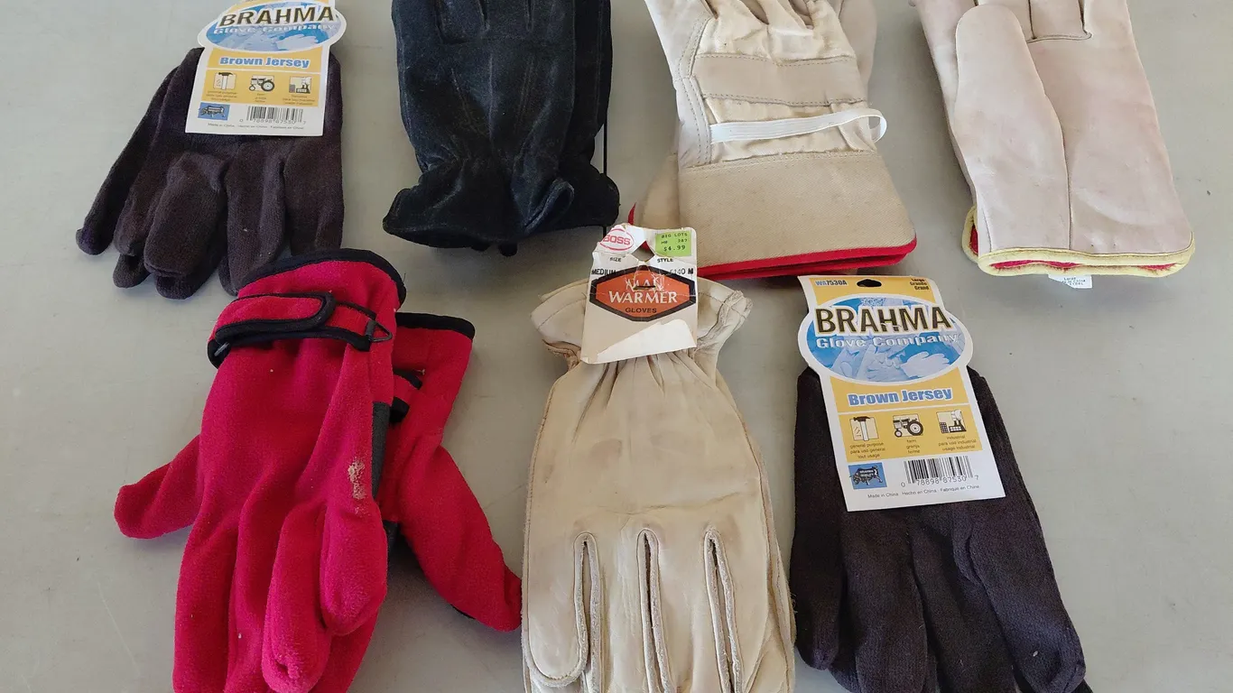7 Assorted Pairs Gloves