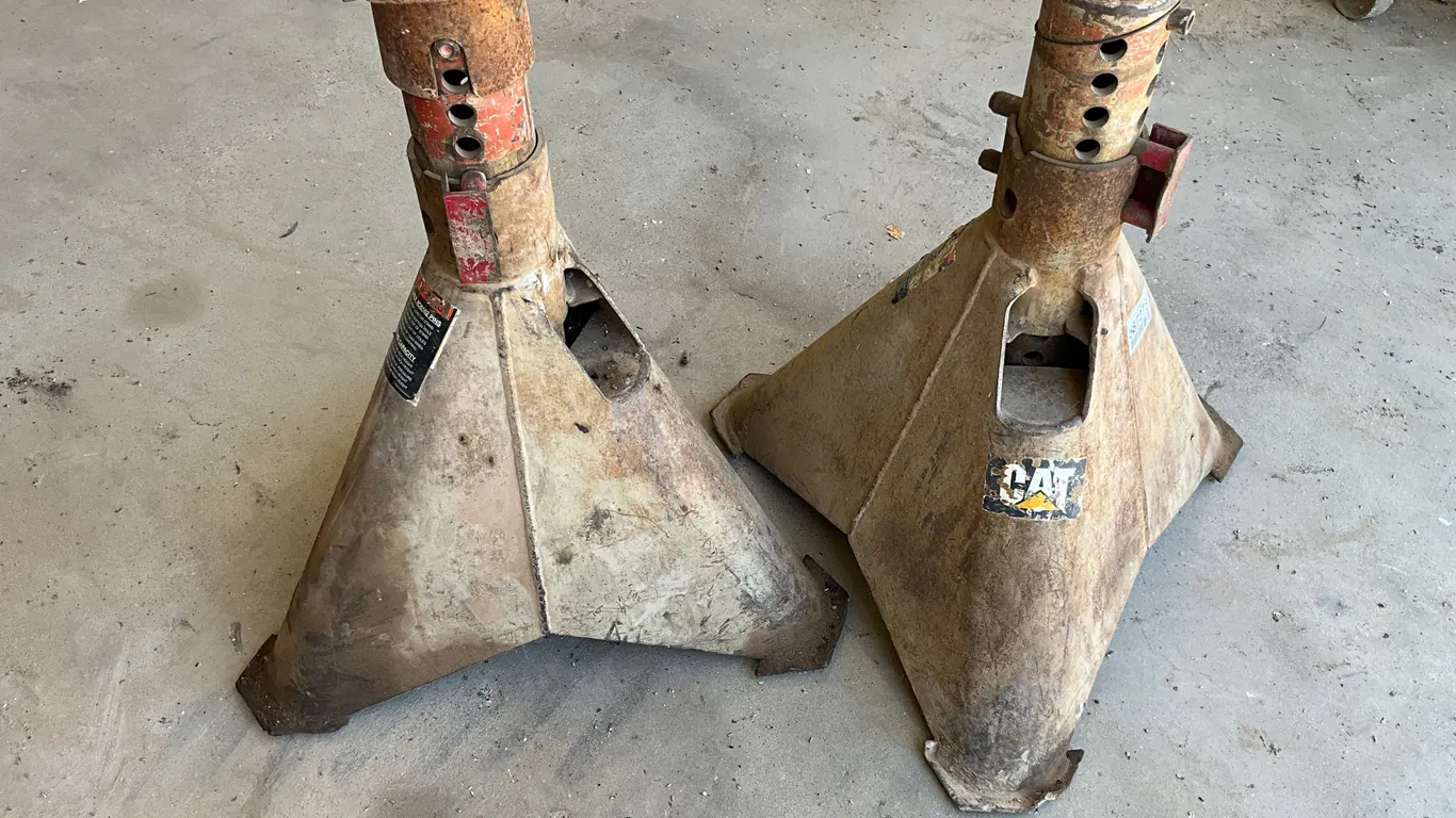 QTY OF (2) CATERPILLAR 25 TON ADJUSTABLE JACK STANDS