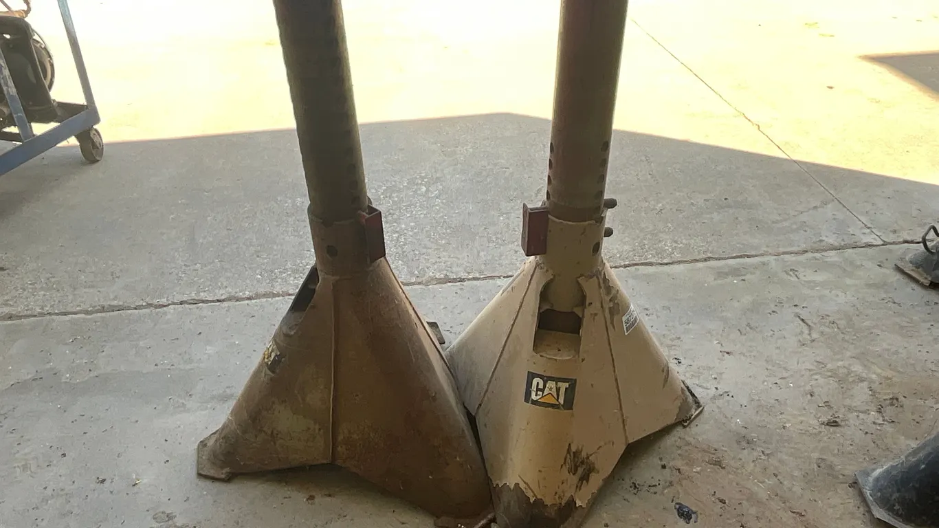 QTY OF (2) CATERPILLAR 25 TON ADJUSTABLE JACK STANDS