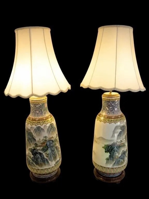 HAND PAINTED CHINESE PORCELAIN TABLE LAMP